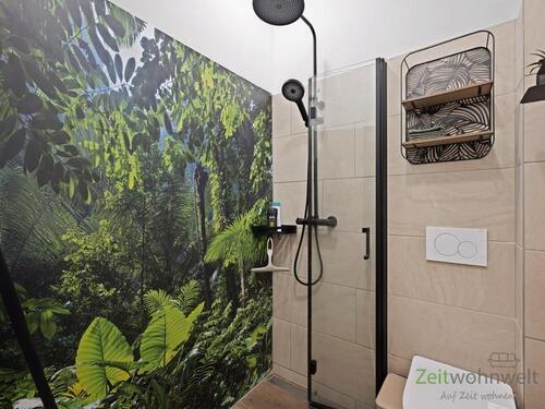 modernes Bad mit Bodentiefer Dusche - 