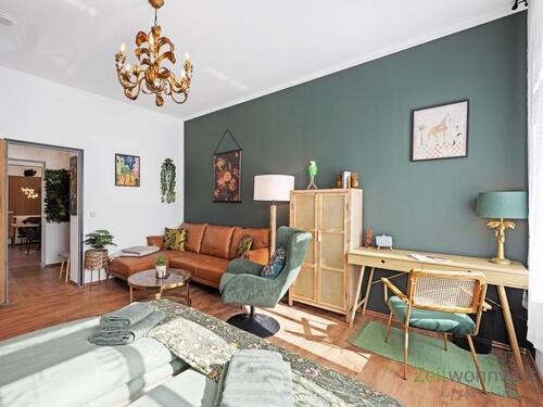 Blick vom Bett zu Schreibtisch und Sitzecke - 1 Zimmer Etagenwohnung zur Miete in Halle (Saale)