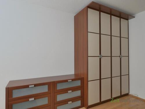Kleiderschrank und Kommode - 