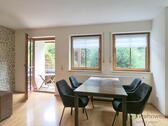 Esstisch vor dem Terrassenausgang - 2 Zimmer Etagenwohnung in Bannewitz