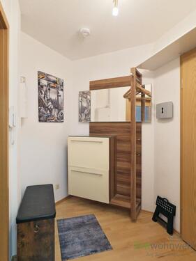 kleiner Wohnungsflur mit Garderobe - 