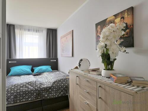 Doppelbett und Kommode - 