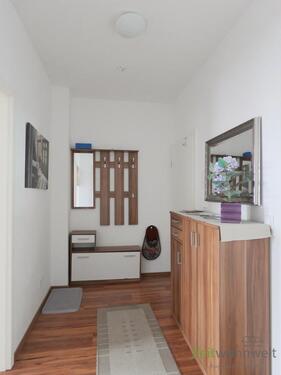 Wohnungsflur mit Garderobe - 