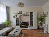 Blick zu Schrankwand und TV - 2 Zimmer Etagenwohnung zur Miete in Erfurt