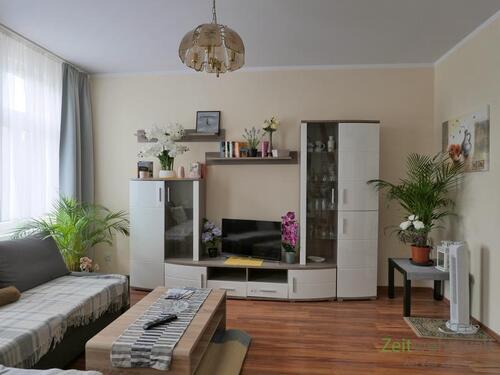 Blick zu Schrankwand und TV - 2 Zimmer Etagenwohnung zur Miete in Erfurt