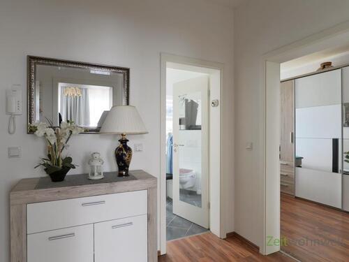 Flurblick zu Bad und Schlafzimmer - 