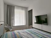 breites Bett und TV - 