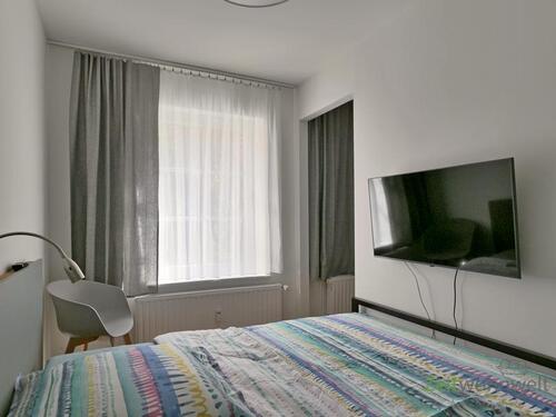 breites Bett und TV - 