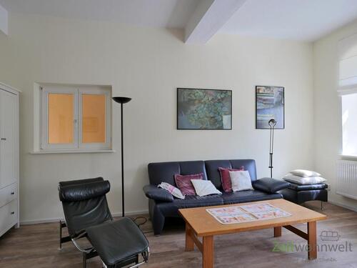 Kleiderschrank und Sofa - 1 Zimmer Etagenwohnung in Ilmtal-Weinstraße