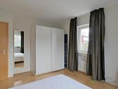 Spiegel und Kleiderschrank - 