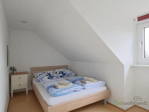 breites Bett unter der Schräge - 