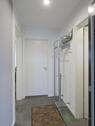 Wohnungsflur mit Garderobe - 