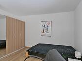 Kleiderschrank ud breites Bett - 1 Zimmer Etagenwohnung in Kassel