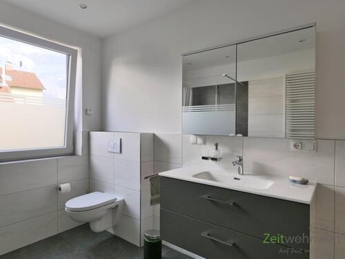 Waschtisch und WC - 