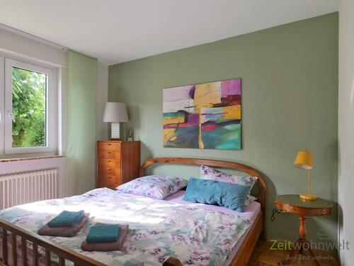 Doppelbett im Schlafzimmer - 2 Zimmer Etagenwohnung zur Miete in Kassel