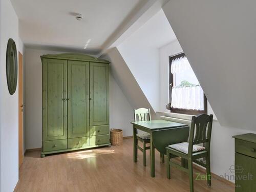 Kleiderschrank und Tisch - (EF1306_M) Dresden: Coswig, preiswerte möblierte 3-Zimmer-Wohnung, WLAN, Waschmaschine
