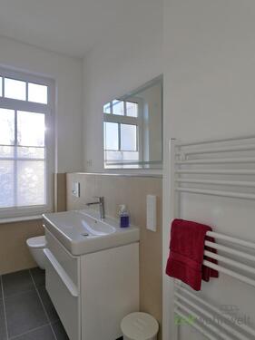 Waschtisch und WC - 