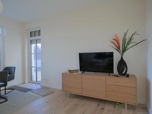 Blick zu Balkon und TV - (EF1205_M) Magdeburg: Herrenkrug, Erstbezug in neu gebaute und neu möblierte Wohnung mit Balkon und Aufzug