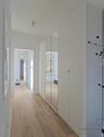 Wohnungsflur mit Garderobenschränken - 