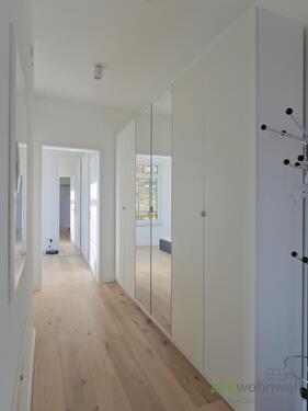 Wohnungsflur mit Garderobenschränken - 