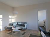Blick zu Eckcouch und Küche - 2 Zimmer Etagenwohnung in Magdeburg