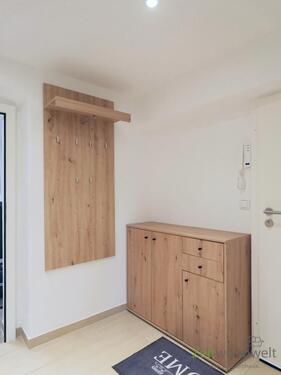 kleiner Wohnungsflur mit Garderobe - 