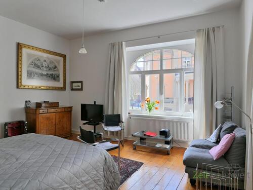 Kommode, TV und Sofa - (EF1255_M) Weimar: Westvorstadt, zentrumsnahes möbliertes Apartment in ruhiger Seitenstraße, Service inklusive