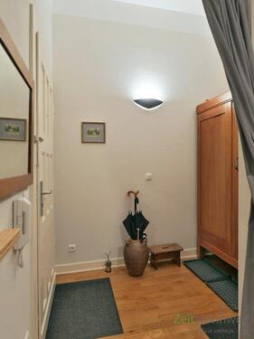 Eingangsbereich mit Garderobenschrank - 