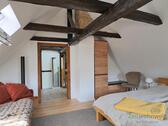 Blick zu Kleiderschrank und Flur-Spiegel - 