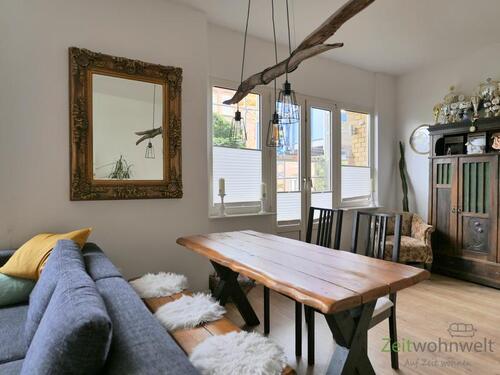 rustikaler Esstisch hinter dem Sofa - Etagenwohnung mit 100,00 m&sup2; in Kassel zur Miete