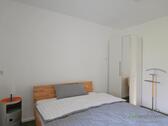 Kleiderschrank und stummer Diener - 
