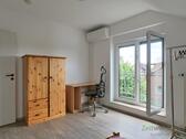 Kleiderschrank und Schreibtisch - 
