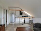 Blick zur Küche mit Tresen - 2 Zimmer Etagenwohnung in Kassel
