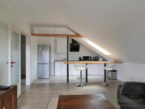 Blick zur Küche mit Tresen - 2 Zimmer Etagenwohnung in Kassel