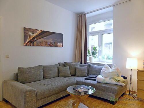 große Wohncouch - (EF0583_M) Erfurt: Andreasvorstadt, möblierte 3-Zimmer-Wohnung im Hochparterre, Parkettböden, WLAN