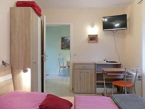 Schreibtisch, TV und Kleiderschrank - 1 Zimmer Etagenwohnung in Radebeul