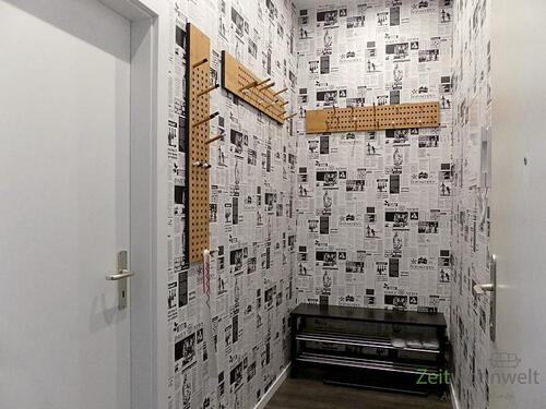 Wohnungsflur mit Lesestoff - 