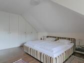 Schlafzimmer mit Wandschränken - 