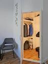 Blick in den begehbaren Kleiderschrank - 