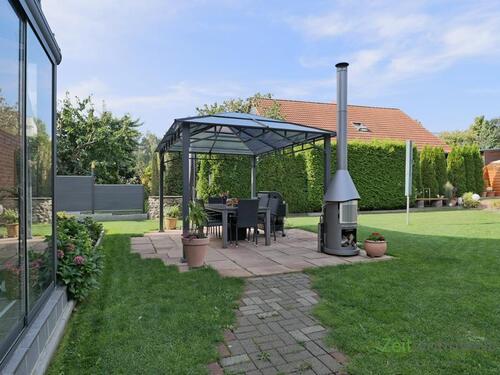 überdachter Gartensitzplatz mit Grill - 