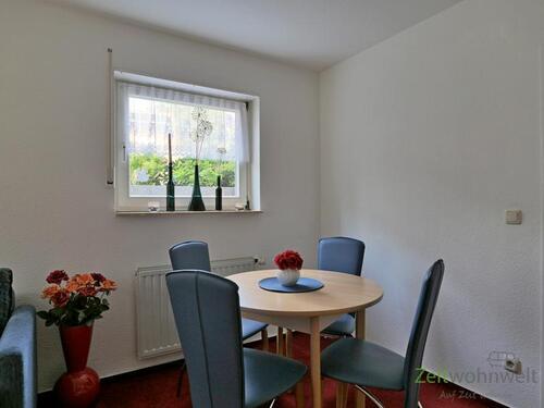 kleiner Esstisch im Wohnzimmer - 2 Zimmer Etagenwohnung in Magdeburg
