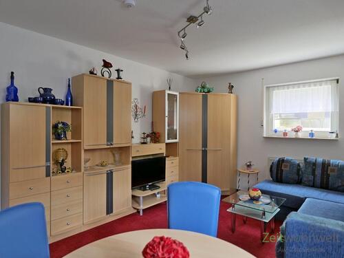 große Schrankwand und TV - (EF1079_M) Magdeburg: Neu Olvenstedt, preiswerte möblierte Wohnung in ruhiger Wohnlage, Gartensitzplatz Carport