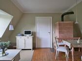 Blick zu TV und Kachelofen - 2 Zimmer Etagenwohnung in Dresden