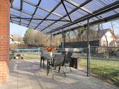 Überdachte Terrasse am Eingang - 