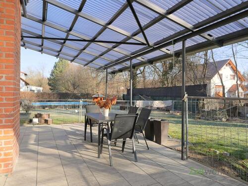 Überdachte Terrasse am Eingang - 