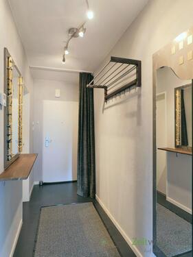 Wohnungsflur mit Garderobe - 