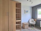 Kleiderschrank im kleinen Zimmer - 