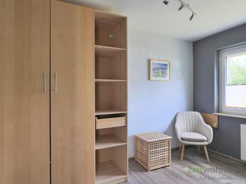 Kleiderschrank im kleinen Zimmer - 