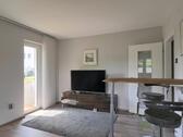 Ess-Tresen, TV und Balkonausgang - 2 Zimmer Etagenwohnung in Kassel