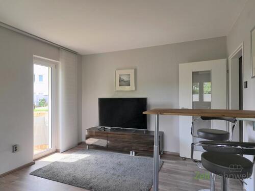 Ess-Tresen, TV und Balkonausgang - 2 Zimmer Etagenwohnung in Kassel